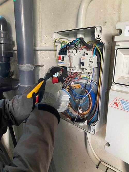 Detalle del cuadro eléctrico y el programador horario de una depuradora