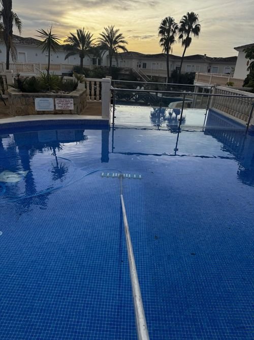 Limpieza del vaso de una piscina en una urbanización de Benidorm