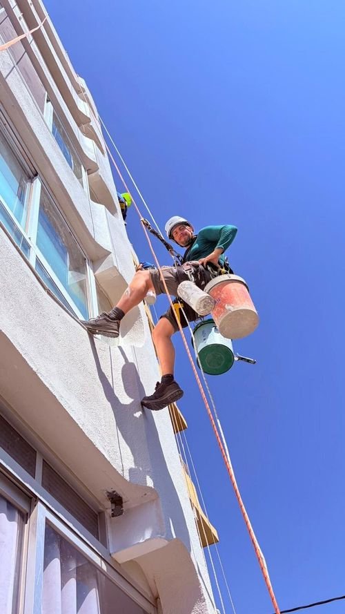 Pintura de una fachada mediante trabajos verticales